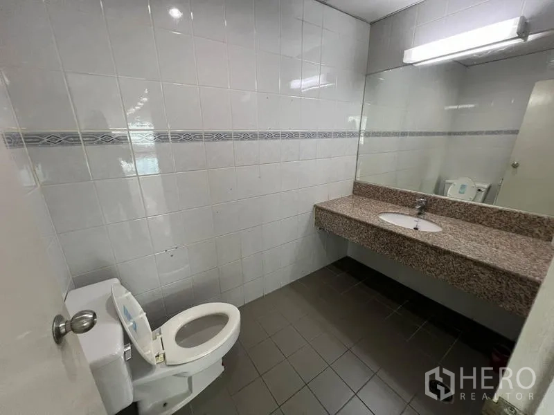 สำนักงาน ให้เช่าหรือขาย - ห้องน้ำปูกระเบื้องสะอาด โถสุขภัณฑ์ อ่างล้างหน้าเคาน์เตอร์หินแกรนิตและกระจกบานใหญ่