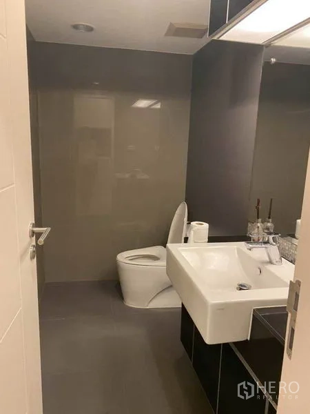 คอนโด ให้เช่าในKhlong Toei, Bangkok - ห้องน้ำสมัยใหม่ มีกระจกบานใหญ่ อ่างล้างหน้าแบบสี่เหลี่ยม และโถสุขภัณฑ์