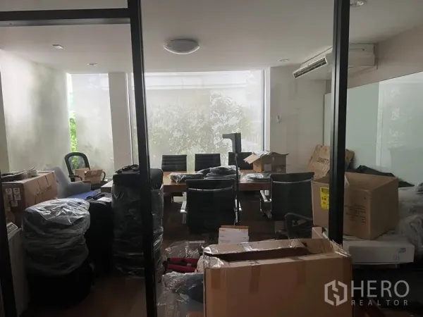 พื้นที่ขายปลีก ให้เช่าในWatthana, Bangkok - ห้องประชุมกั้นกระจก โต๊ะยาว เก้าอี้ และหน้าต่างบานใหญ่