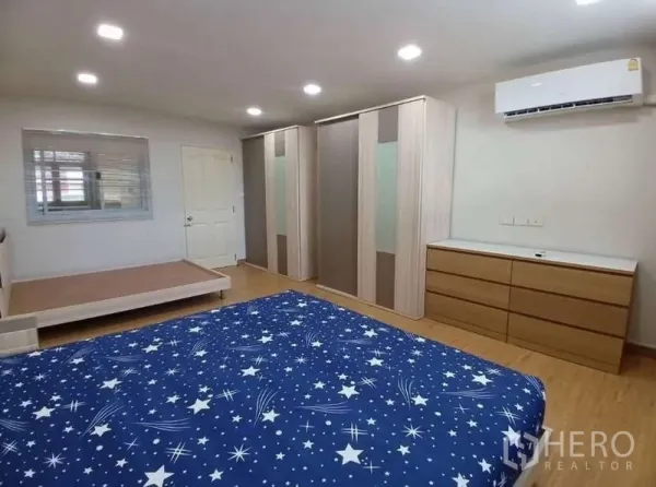 อาคารพาณิชย์ ให้เช่าในPhra Khanong, Bangkok - ห้องนอนสว่าง มีแอร์ ตู้เสื้อผ้าบิวท์อิน และตู้ลิ้นชัก พร้อมเตียงลายดาว