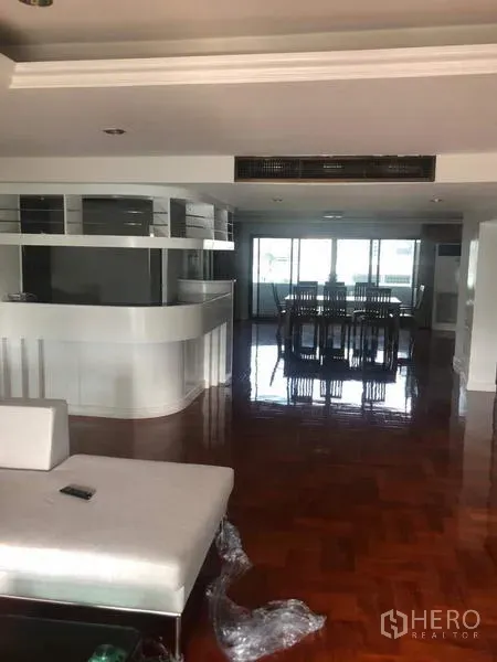 房间 出租在Watthana, Bangkok - 开放式客餐厅，亮面拼花木地板与弧形内置吧台