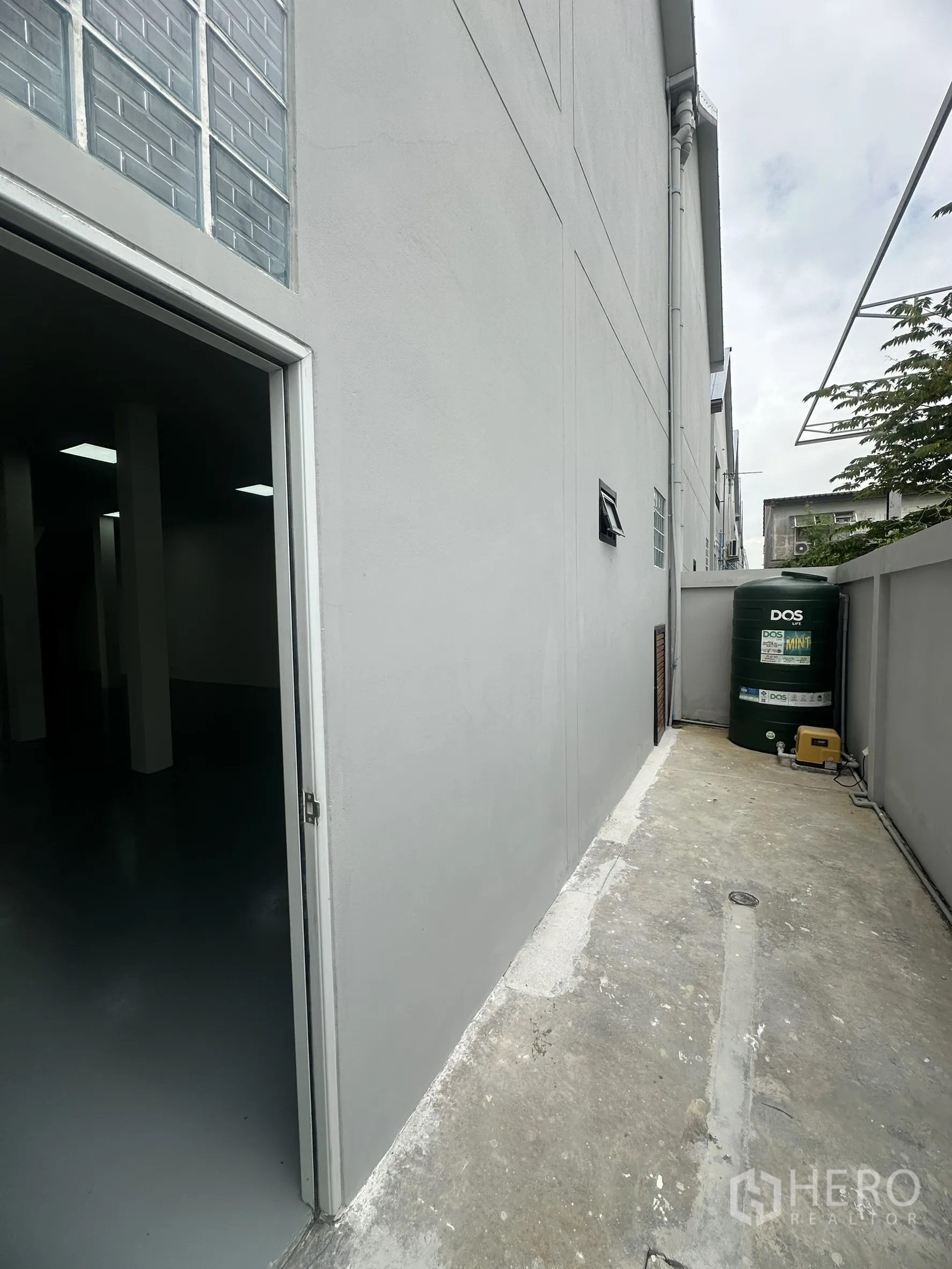 货栈 出售在Khlong Luang, Pathum Thani - 仓库侧方服务通道，带外门与水系统储罐。