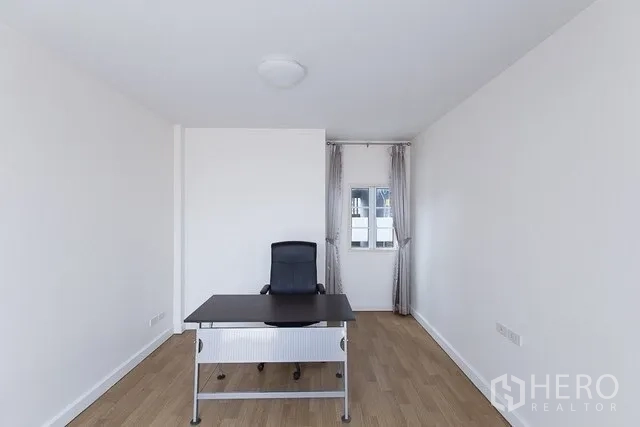 Townhouse for rent in Watthana, Bangkok - Private rooftop terrace with tiled flooring and wall lights, ideal for outdoor lounging.