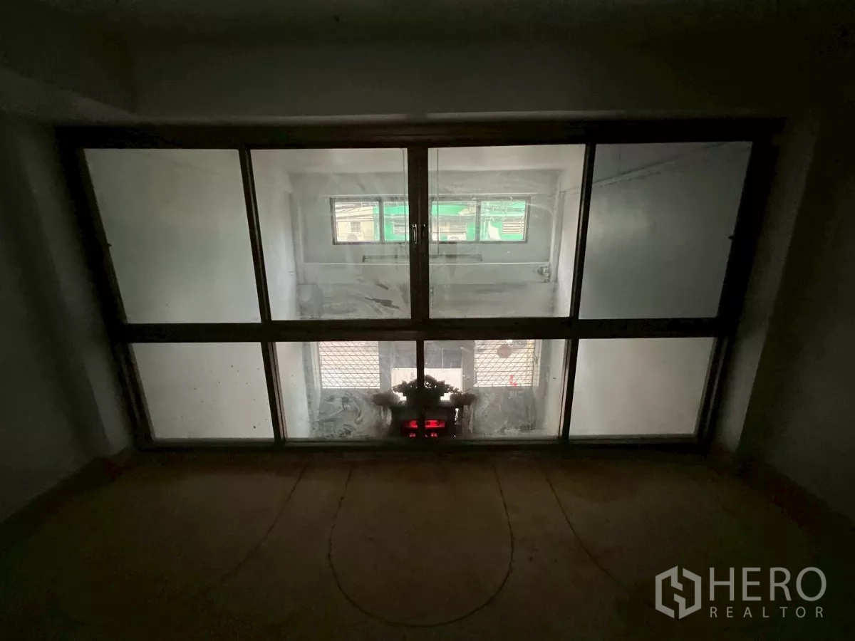 อาคารพาณิชย์ ให้เช่าในKhlong Toei, Bangkok - ผนังกระจกฝ้าด้านหน้าให้แสงธรรมชาติเข้าสู่พื้นที่ภายใน.