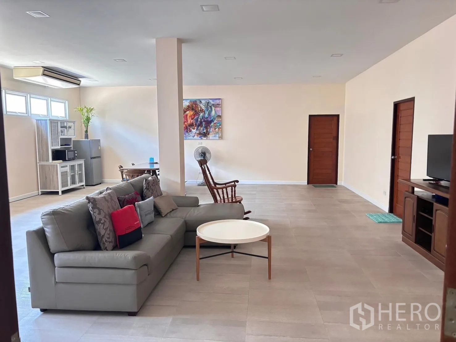 工厂 出售在Krathum Baen, Samut Sakhon - 宽阔起居区，沙发与简易茶水厨，适合作为员工宿舍