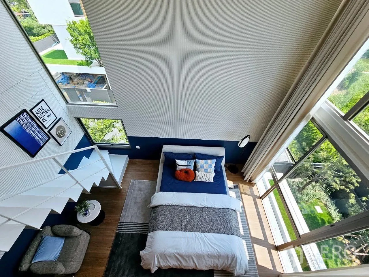 บ้าน ให้เช่าในSaphan Sung, Bangkok - มุมมองจากบนชั้นลอยของห้องนอน เห็นกระจกบานใหญ่และวิวสวน