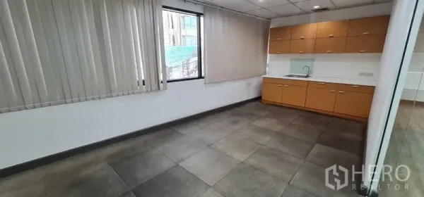 สำนักงาน ให้เช่าในWatthana, Bangkok - ห้องแพนทรี ตู้บิวท์อิน อ่างล้างมือ พื้นกระเบื้อง และหน้าต่างมู่ลี่