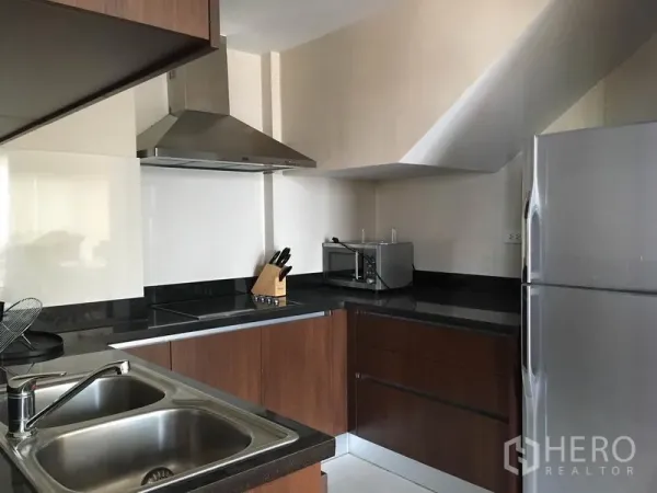 คอนโด ให้เช่าในPathum Wan, Bangkok - ครัวบิวท์อินทรงตัวแอล อ่างล้างจาน เตา เครื่องดูดควัน ไมโครเวฟ และตู้เย็น