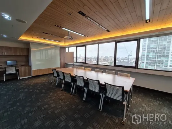 办公空间 出租在Bang Rak, Bangkok - 会议室设全景窗与城市景观，内置柜体与氛围灯带。