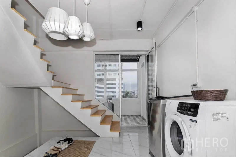 店屋 出售在Suan Luang, Bangkok - 家政区设楼梯、洗衣机与通往阳台的推拉门。