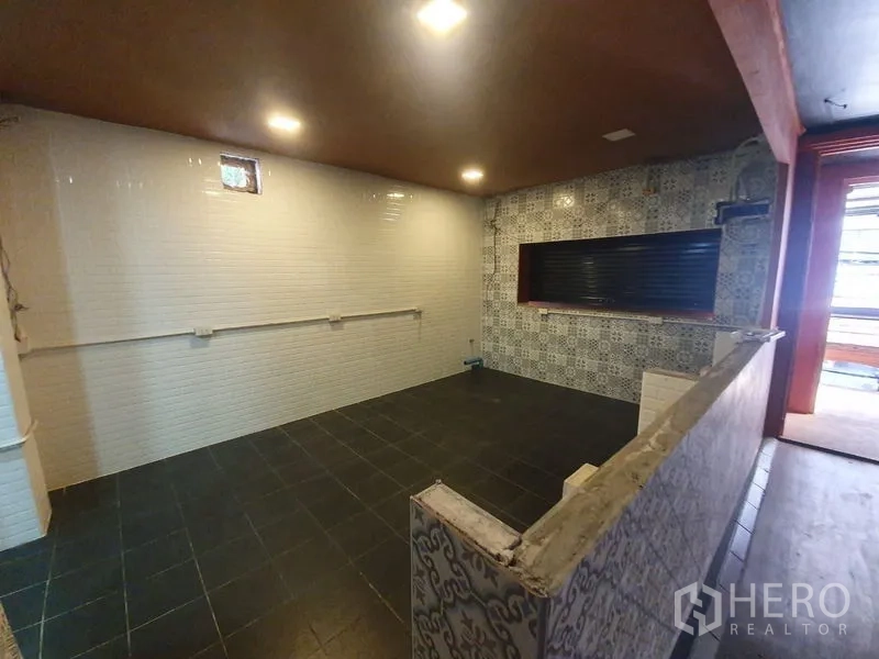 อาคารพาณิชย์ ให้เช่าในKhlong Toei, Bangkok - โซนเซอร์วิสปูกระเบื้อง ผนังลายแพตเทิร์นและช่องเสิร์ฟ