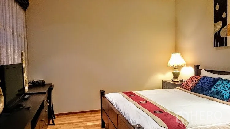 คอนโด ให้เช่าในKhlong Toei, Bangkok - อีกมุมของห้องนอน พื้นไม้ โต๊ะทำงาน และตู้ทีวี