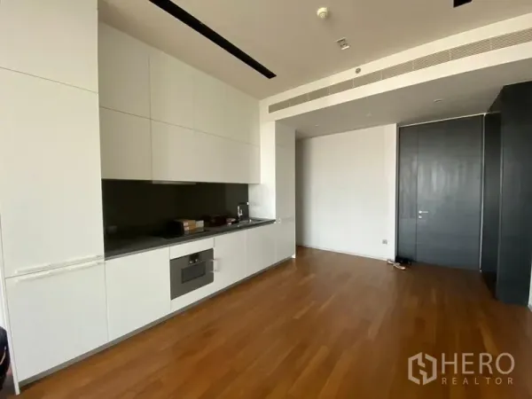 คอนโด ให้เช่า - ครัวแนวตรงสไตล์มินิมอล ตู้สีขาว เตาอบบิลท์อิน พร้อมพื้นไม้