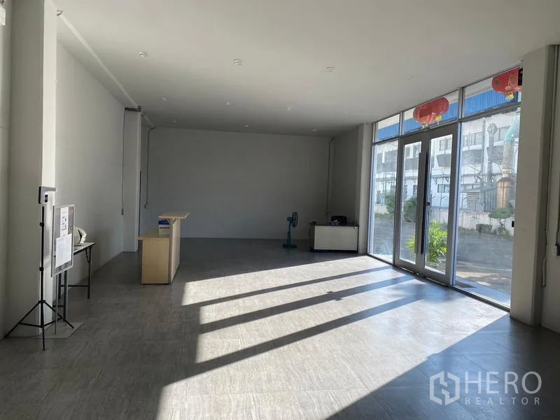 คลังสินค้า ให้เช่าในMueang Samut Prakan, Samut Prakan - โถงต้อนรับสว่าง โปร่ง ด้วยประตูกระจกเต็มบานและพื้นกระเบื้อง