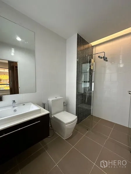 ทาวน์เฮาส์ ให้เช่าในKhlong Toei, Bangkok - ห้องน้ำสว่าง พร้อมตู้กระจกอาบน้ำ กระจกบานใหญ่ และอ่างล้างหน้า