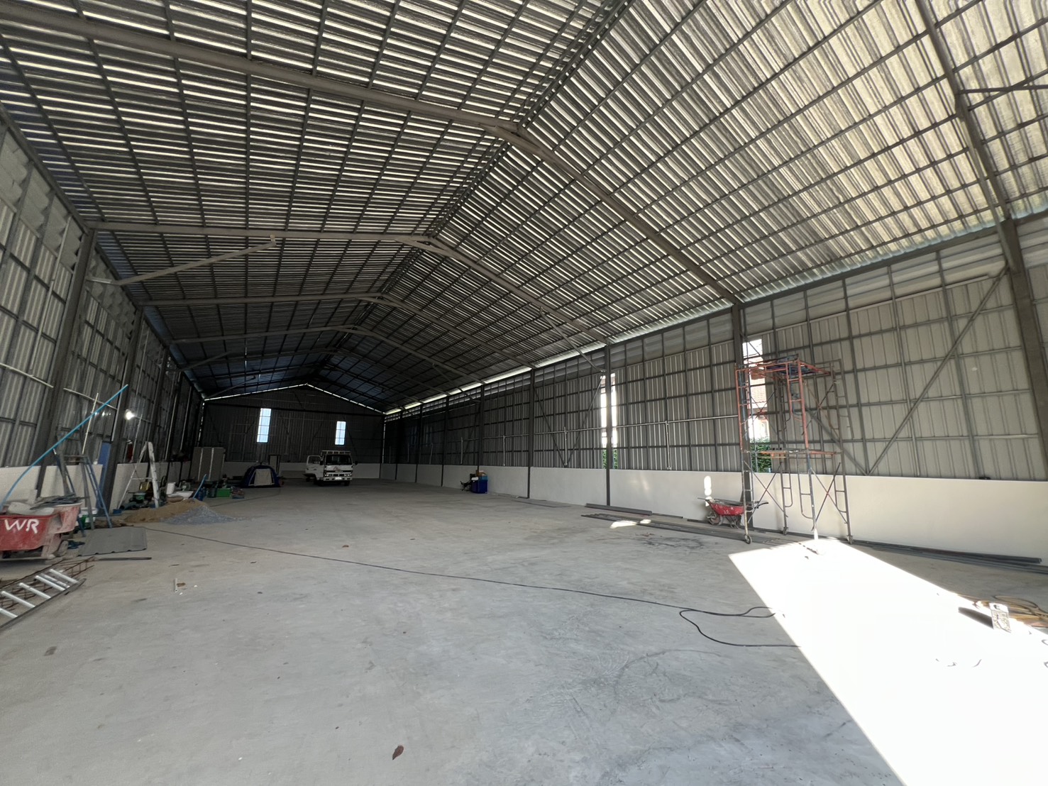 Warehouse for rent in Saphan Sung, Bangkok - Deep warehouse hall with truck at rear, smooth concrete floor and translucent roof panels in Saphan Sung, Bangkok.
