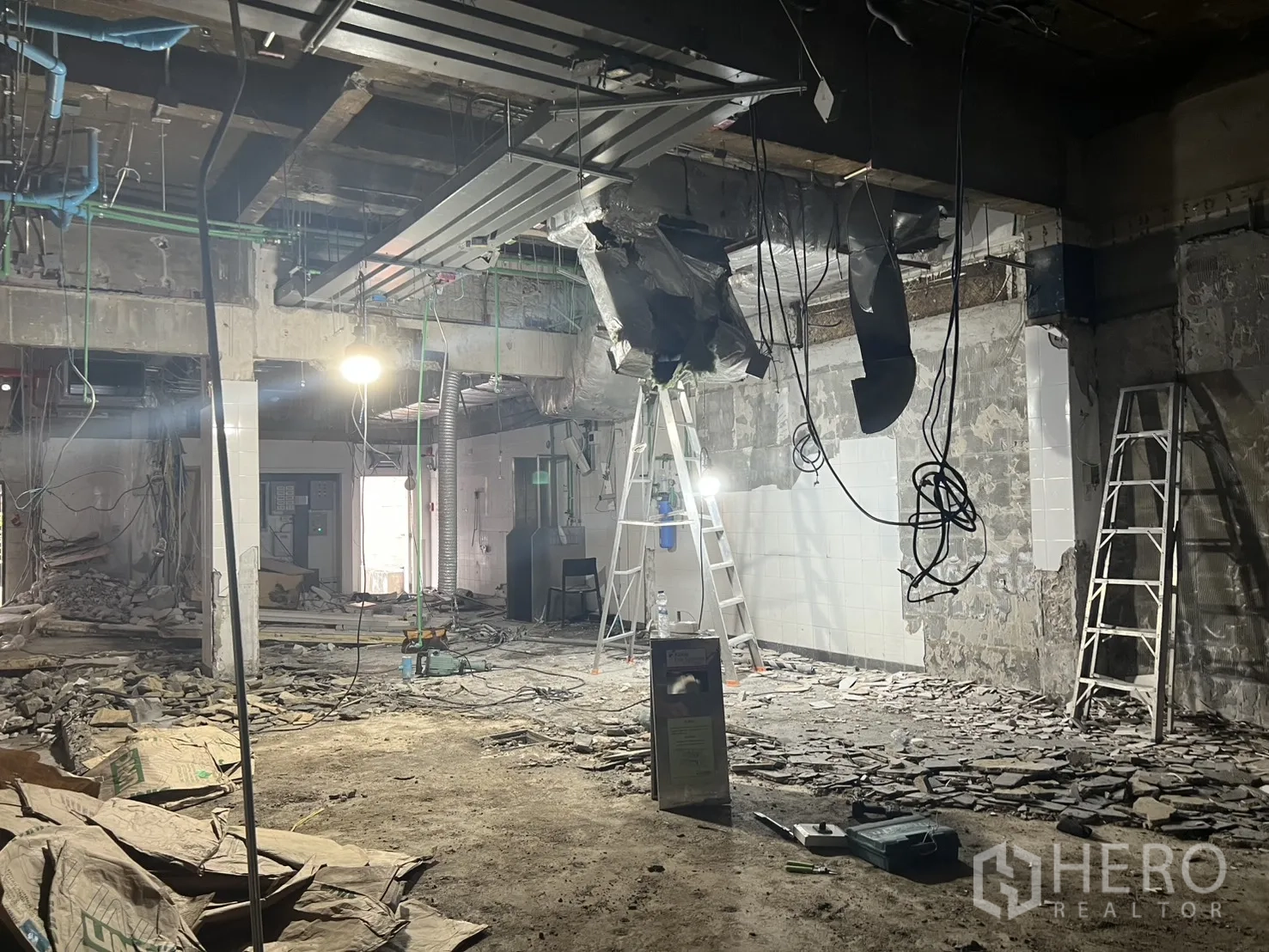 อาคารพาณิชย์ ให้เช่าในBang Rak, Bangkok - พื้นที่รื้อถอนกว้าง สายไฟห้อย บันได และไฟส่องงาน
