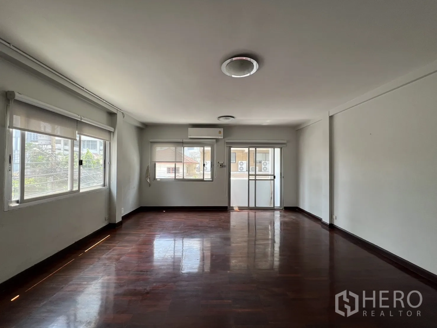 ทาวน์เฮาส์ ให้เช่าในKhlong Toei, Bangkok - ห้องนั่งเล่นชั้นบนกว้าง พื้นไม้และหน้าต่างบานใหญ่หลายจุด