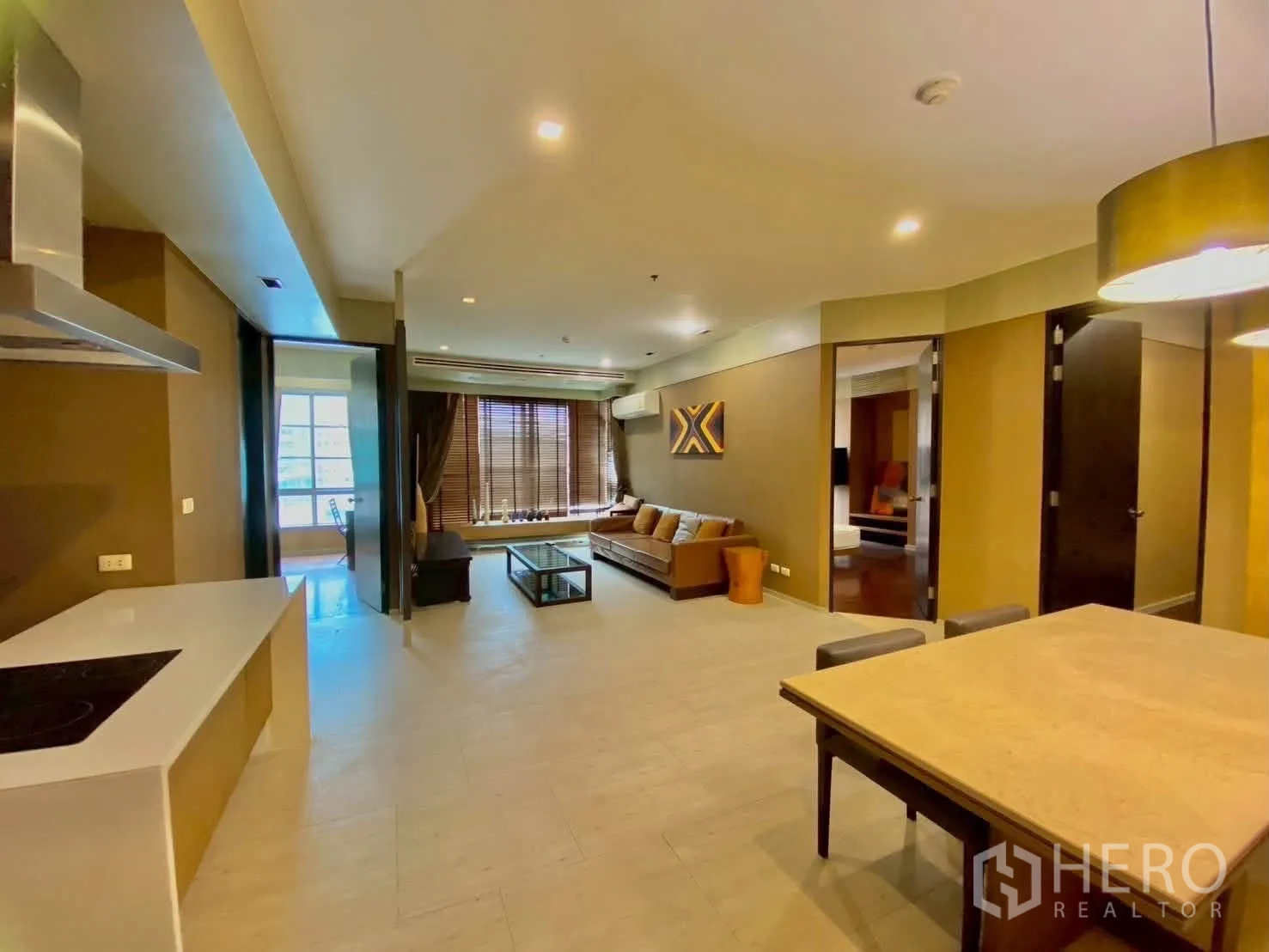 公寓 for rent in Khlong Toei, Bangkok - 开放式客餐厅，可见带中岛的厨房。
