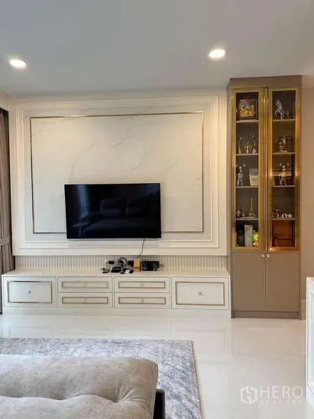 Detached House for rent in Bang Phli, Samut Prakan - Living room feature wall with built-in TV console and glass display cabinet in light tones.