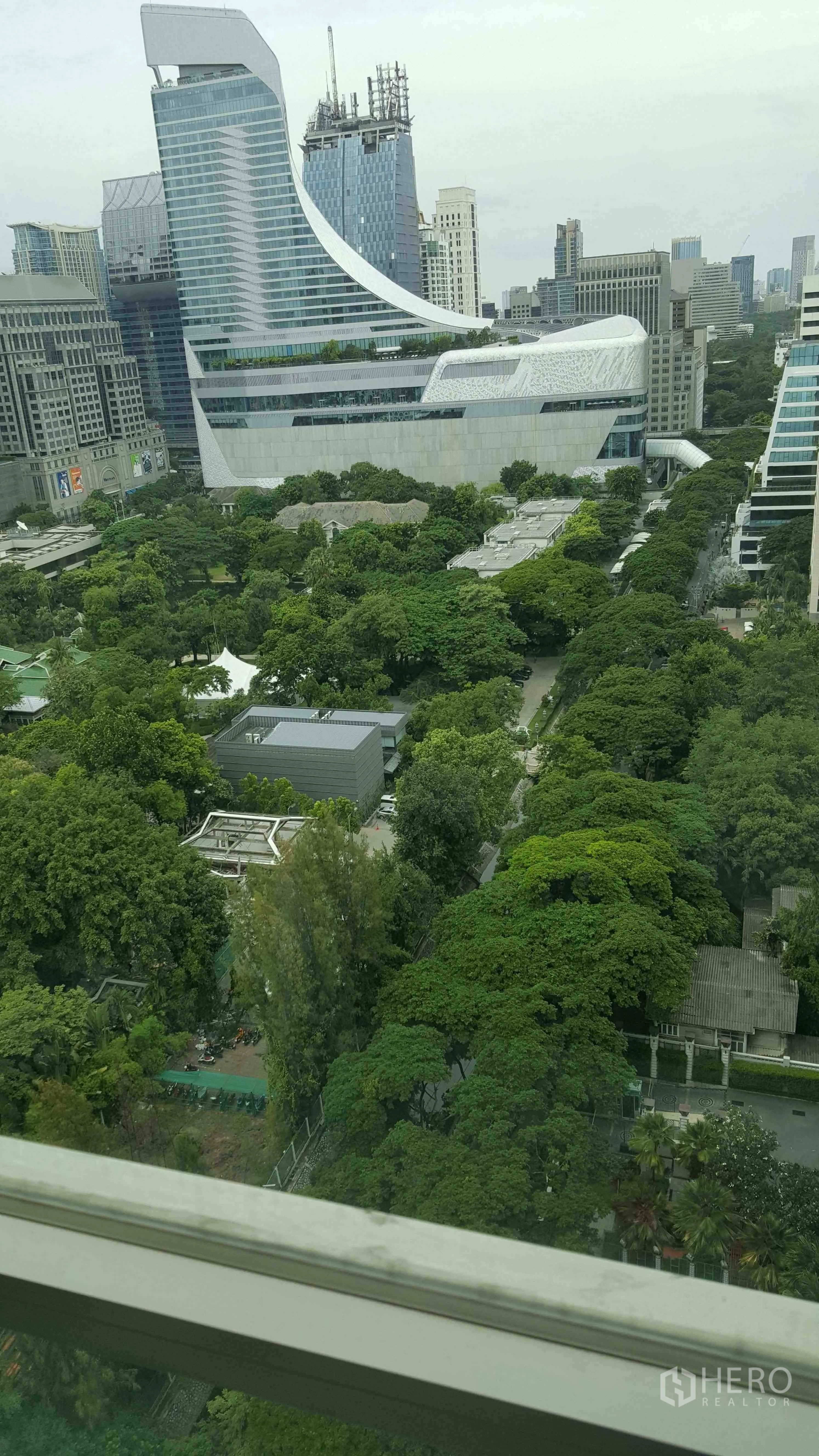 คอนโด ให้เช่าในPathum Wan, Bangkok - วิวจากชั้นสูงของกรุงเทพฯ เห็นตึกสูงและสวนสีเขียวใกล้ชิดลม