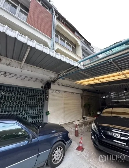 อาคารพาณิชย์ ให้เช่าในWatthana, Bangkok - ด้านหน้าอาคารพาณิชย์หลายชั้น พร้อมประตูม้วนและที่จอดรถมีหลังคา ย่านเอกมัย กรุงเทพฯ