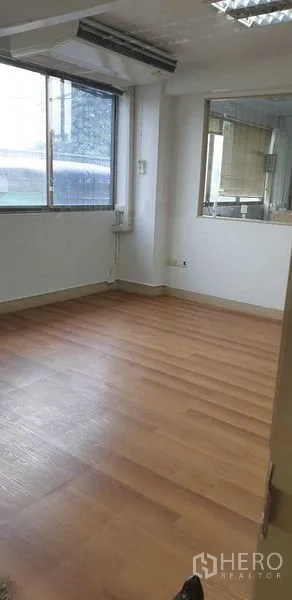 零售空间 出租在Chatuchak, Bangkok - 次办公间，木地板、大窗与室内玻璃窗。