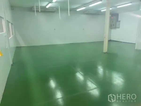 工厂 出租或出售在Bang Yai, Nonthaburi - 洁净室，环氧地坪、明亮灯光与壁挂空调。