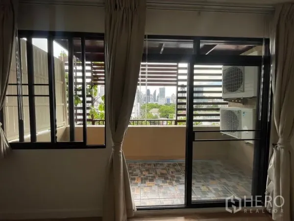 คอนโด ให้เช่าในWatthana, Bangkok - ระเบียงมีหลังคา ประตูกระจกบานเลื่อน วิวเมือง และคอยล์ร้อนแอร์