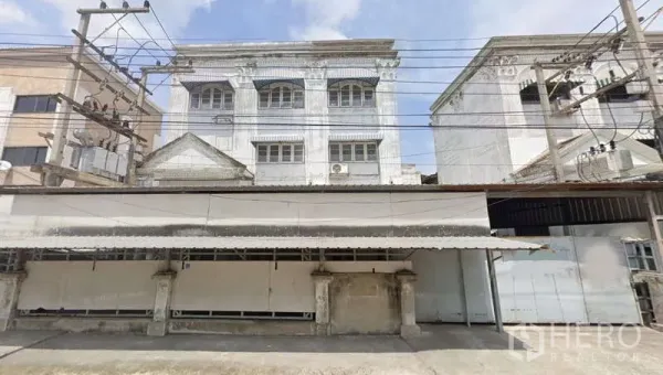 工厂 出租或出售在Krathum Baen, Samut Sakhon - 工厂前门与有顶装卸雨棚，连接多层办公室。