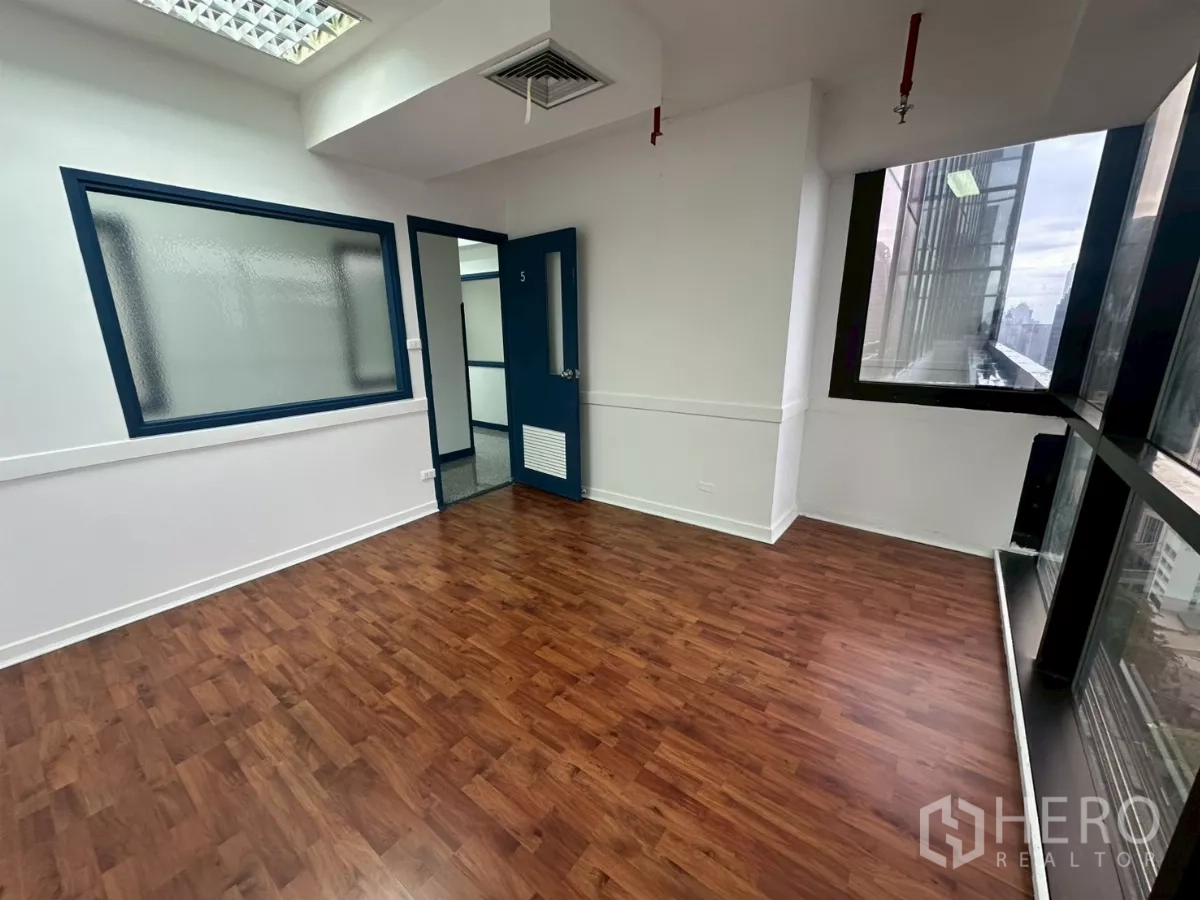 สำนักงาน ให้เช่าในKhlong Toei, Bangkok - ออฟฟิศส่วนตัว หน้าต่างภายในบานใหญ่ และมุมกระจกเต็มผนัง