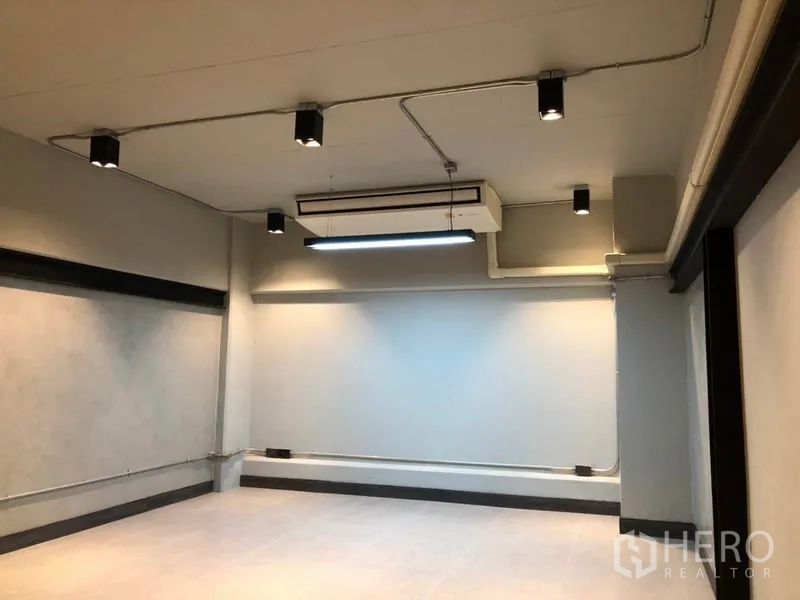 พื้นที่ขายปลีก ให้เช่าในWatthana, Bangkok - พื้นที่ชั้นบนพร้อมแอร์สภาพดี ไฟสปอตไลท์ และผนังสีอ่อนเรียบ