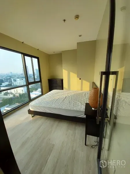 คอนโด ให้เช่าในPhaya Thai, Bangkok - ห้องนอนมุมอาคาร กระจกเต็มบาน มองวิวเมืองกว้างยามเย็น