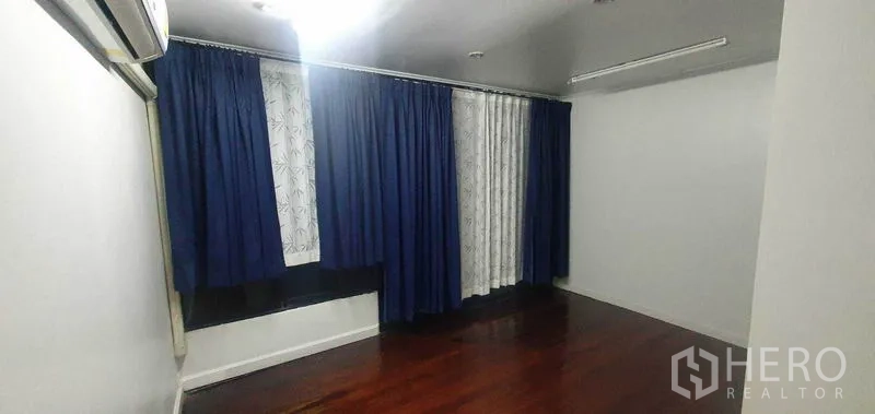 店屋 出租在Khlong Toei, Bangkok - 卧室配空调、深蓝窗帘与硬木地板