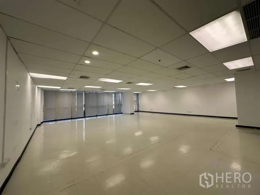 办公空间 出租 - 采光良好的办公区，整排窗户配百叶，嵌入式灯光，开放式布局便于灵活规划工位。