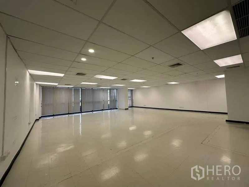 办公空间 出租 - 采光良好的办公区，整排窗户配百叶，嵌入式灯光，开放式布局便于灵活规划工位。