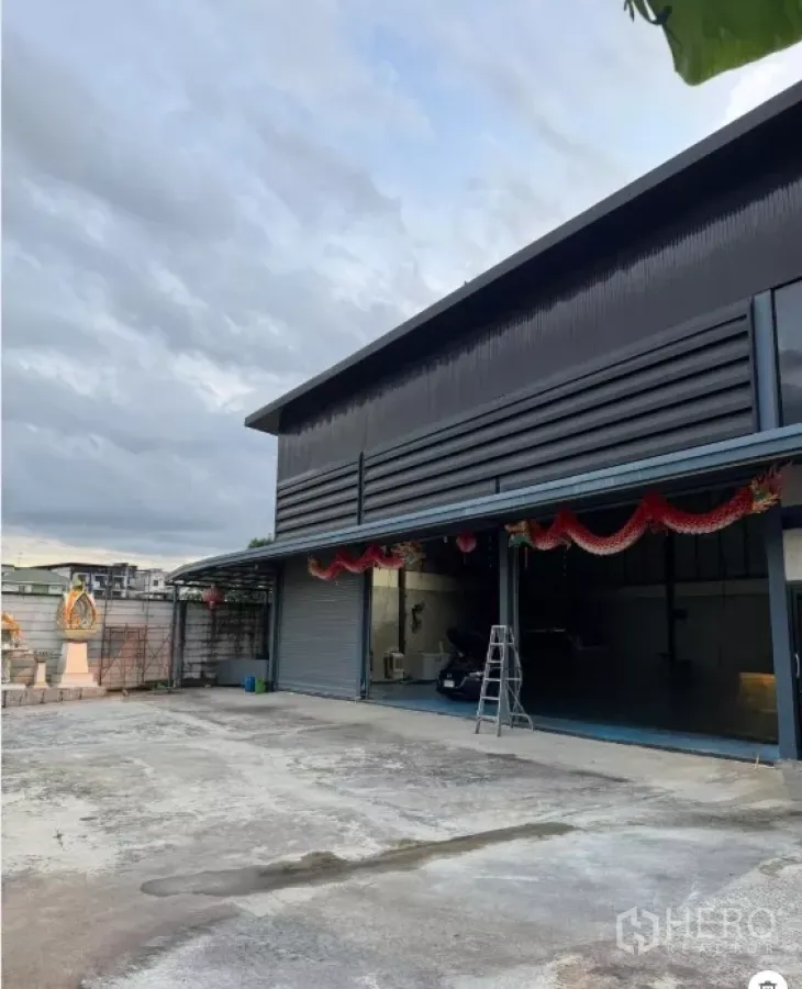 คลังสินค้า ขายในThanyaburi, Pathum Thani - โกดังผนังเมทัลชีทพร้อมประตูม้วนและลานคอนกรีตกว้างในอำเภอธัญบุรี