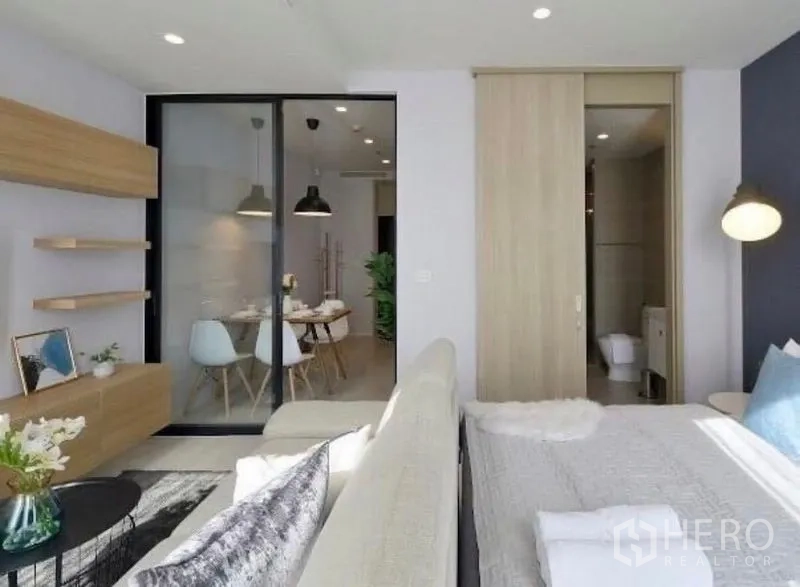 คอนโด ให้เช่าในPathum Wan, Bangkok - ผังห้องเปิดโล่งเห็นโซนนั่งเล่น ประตูกระจกสู่ห้องทานอาหาร และประตูเลื่อนไปห้องน้ำ