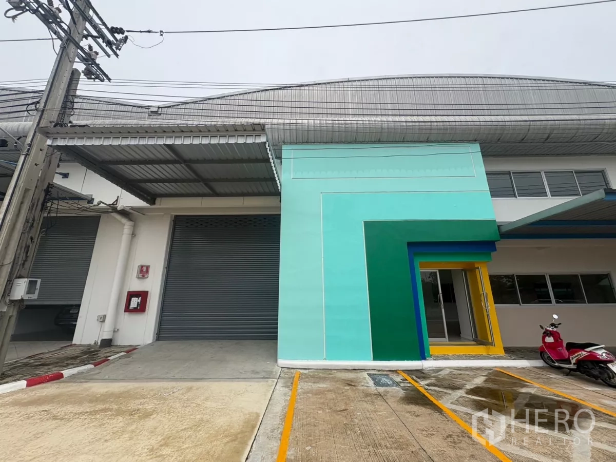 工厂 出租在Bang Phli, Samut Prakan - 带雨棚的装卸区、卷帘门和彩色办公室入口