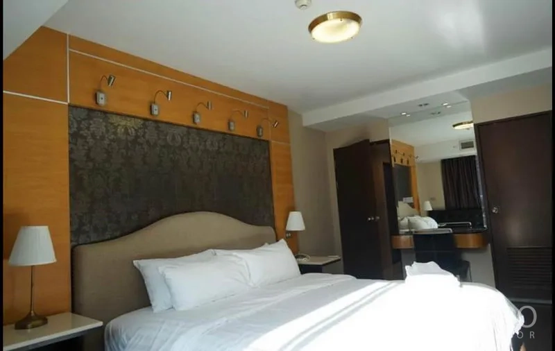 คอนโด ให้เช่าในKhlong Toei, Bangkok - ห้องนอนมาสเตอร์สว่าง โปร่ง เตียงคิง หัวเตียงบุ และโคมไฟข้างเตียง