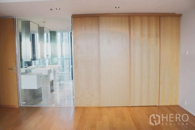 คอนโด ให้เช่าหรือขายในSathon, Bangkok - ทางเข้าห้องนอนมีตู้บานเลื่อน และประตูกระจกสู่ห้องน้ำในตัว