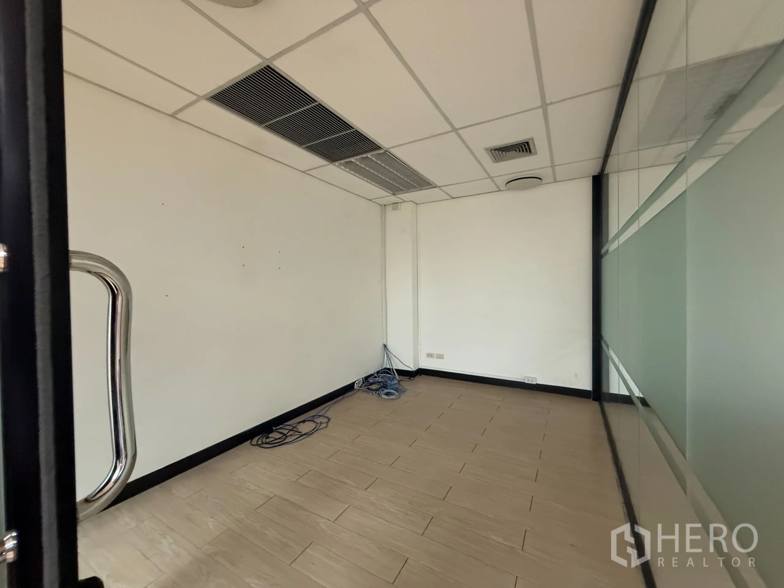 办公空间 出租 - 小型办公室，玻璃墙、网络线缆与吊顶空调出风口。