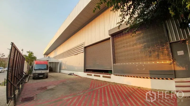 คลังสินค้า ให้เช่าหรือขายในNonthaburi - โซนขนถ่ายสินค้าภายนอก ประตูม้วนและทางรถบรรทุกข้างโกดัง