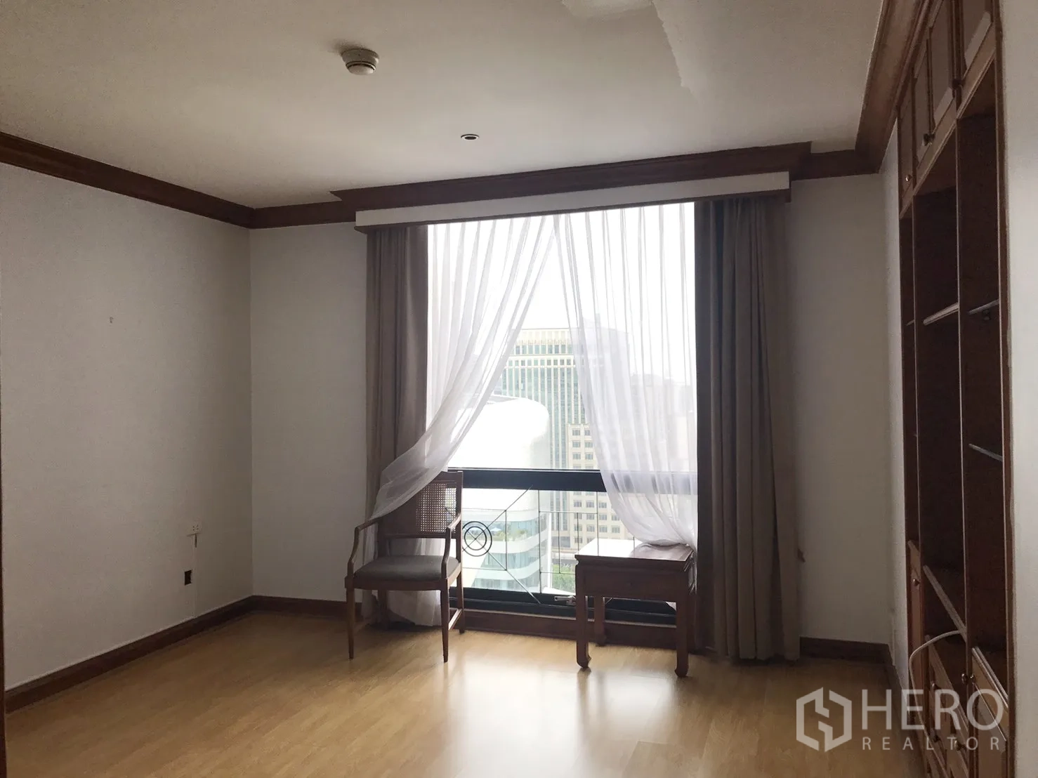 คอนโด ให้เช่าในPathum Wan, Bangkok - ห้องมุมมีหน้าต่างเต็มบาน ผ้าม่านโปร่ง มองเห็นวิวสกายไลน์เมือง