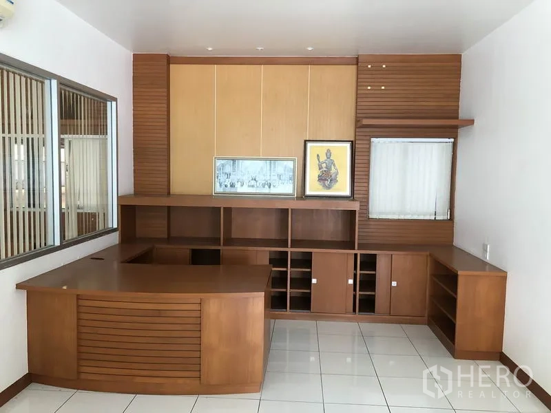工厂 出租在Sai Noi, Nonthaburi - 管理办公室，配定制木质书桌与储物柜