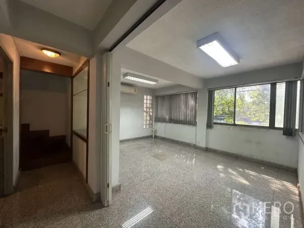 อาคารพาณิชย์ ให้เช่าในKhlong Toei, Bangkok - ห้องทำงานสว่าง มีหน้าต่างบานใหญ่และผนังกั้นสไลด์ พื้นหินขัด