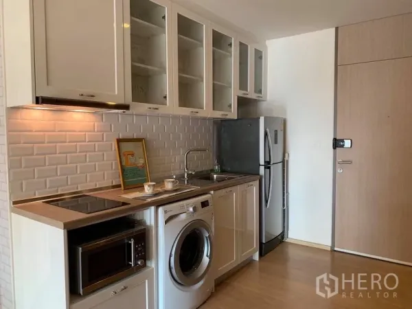 คอนโด ให้เช่าในPhaya Thai, Bangkok - ครัวขนาดกะทัดรัด มีเตาไฟฟ้า อ่างล้างจาน ไมโครเวฟ ตู้เย็น และเครื่องซักผ้าฝาหน้า