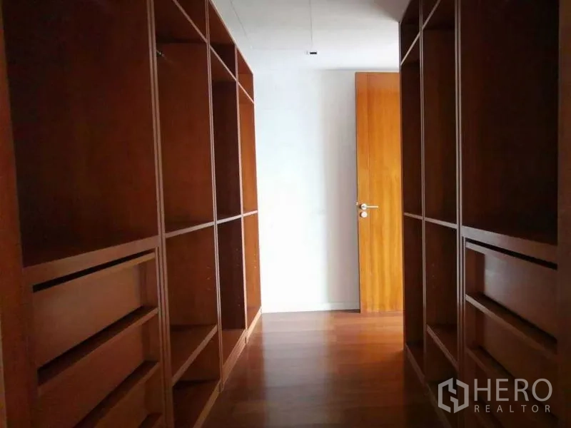 公寓 出租在Yan Nawa, Bangkok - 步入式衣帽间，整面木质柜体与抽屉。