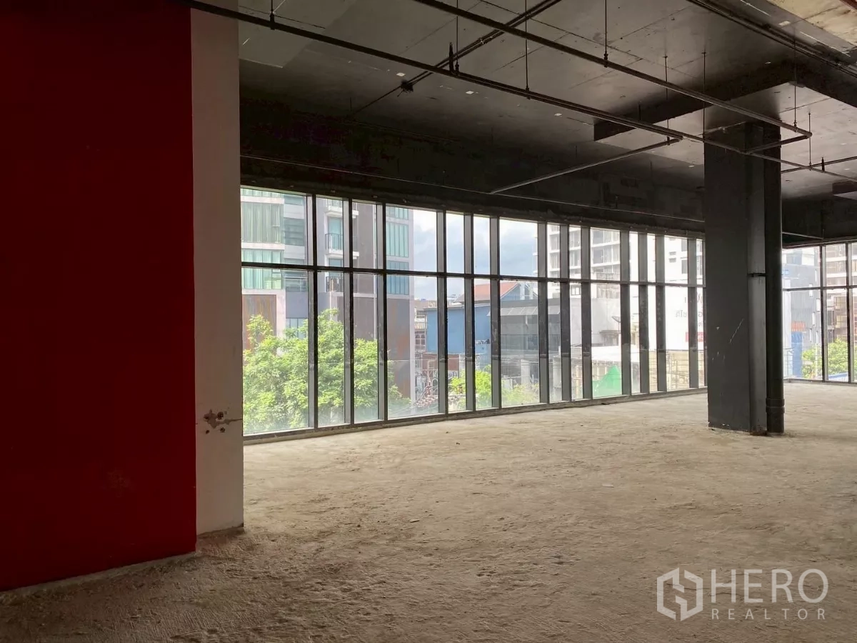 พื้นที่ขายปลีก ให้เช่า - พื้นที่ค้าปลีกมีผนังสีแดงเด่น และกระจกเต็มผนังแบบพาโนรามา