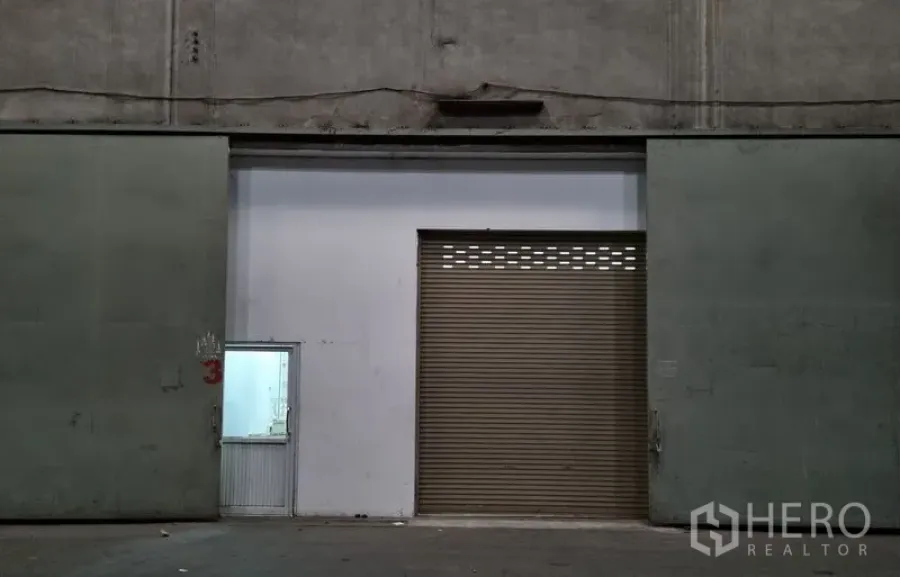 คลังสินค้า ให้เช่าในYan Nawa, Bangkok - ทางเข้าอาคารอุตสาหกรรม ประตูสไลด์ขนาดใหญ่ ประตูม้วนกลาง และประตูด้านข้าง